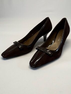 NWOT-Bandolino Genuine Suede & Patent Leather Kitten Heel Bow Pumps Size 7.5